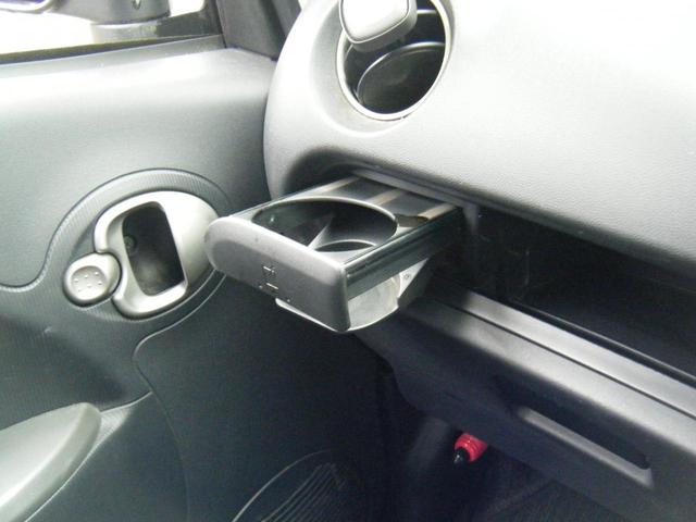 助手席側のドリンクホルダーです。使わないときはすっきり収納できます。