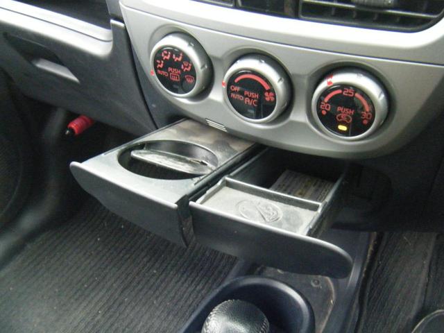 インパネ中央付近にドリンクホルダーがあります。使用しないときはすっきり収納できます。