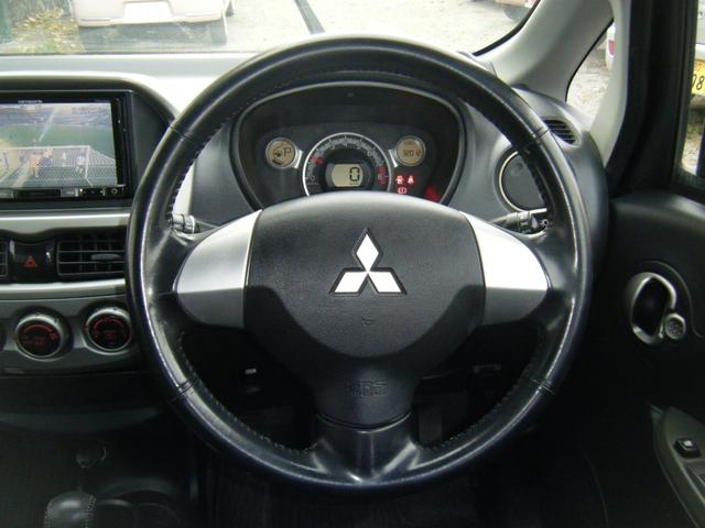 革巻きのステアリング。しっくりきます。