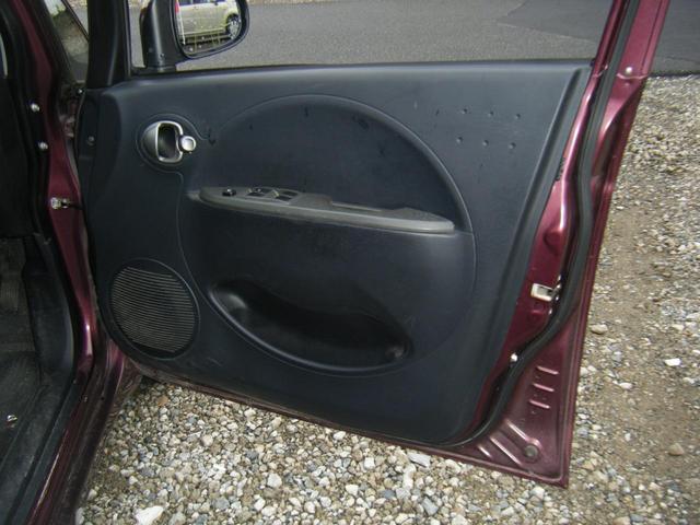 前席ドア内側には収納ポケットがあります。