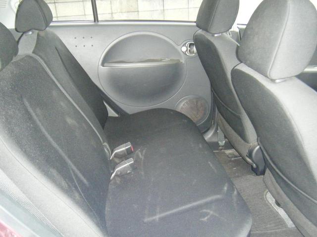 後席シートの背もたれは分割してリクライニングを調節できます。