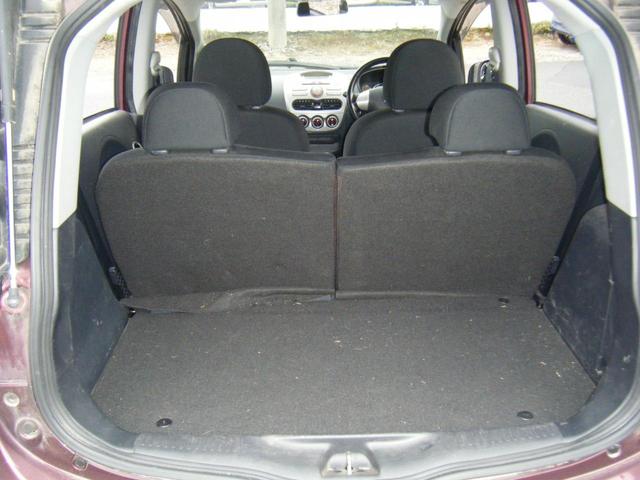 普段のお買い物に使いやすいスペースの荷室です。