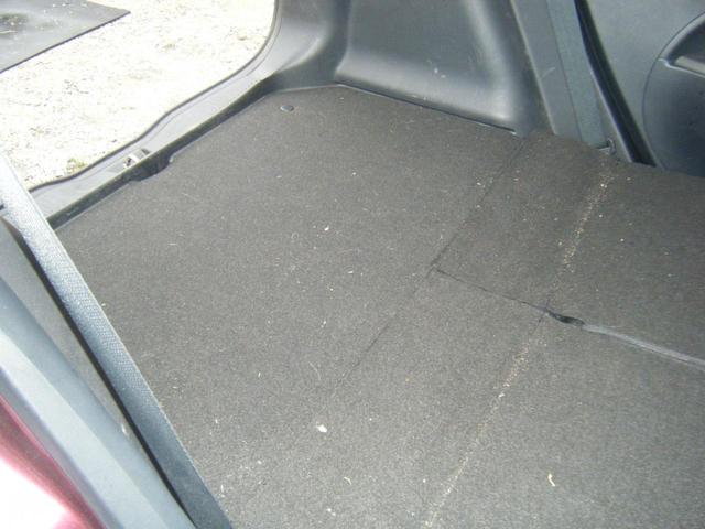 リアシートは片方ずつ倒せます。乗車員数や積む荷物に応じてアレンジが可能ですので多彩に使えてとても便利です。