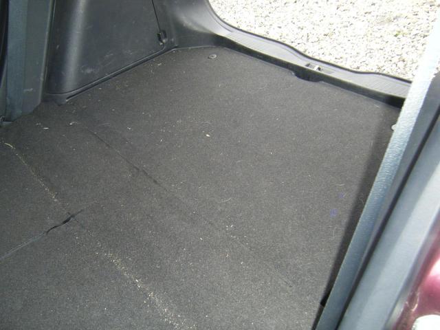 リアシートは片方ずつ倒せます。乗車員数や積む荷物に応じてアレンジが可能ですので多彩に使えてとても便利です。