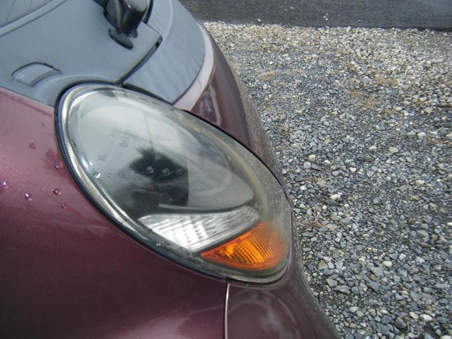 ヘッドランプは温かみのある色合いと発熱量が特徴のハロゲンです。