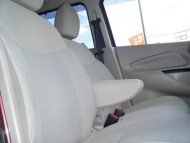 ベージュと灰色の内装で落ち着いた印象です。