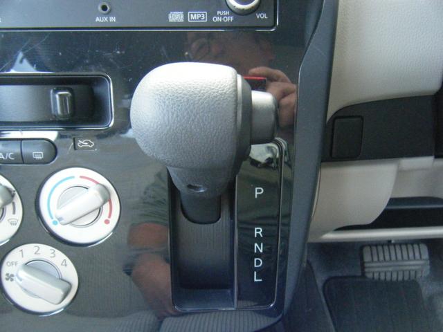 シフトは操作のしやすいインパネタイプになっております。