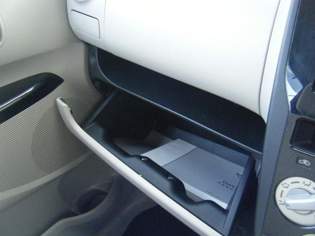 車検証入れ等の保管に便利なグローブボックス。