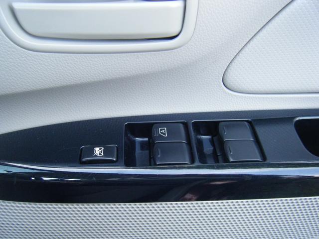 窓をロックしたりなど各種操作が運転席でお手軽にできます。