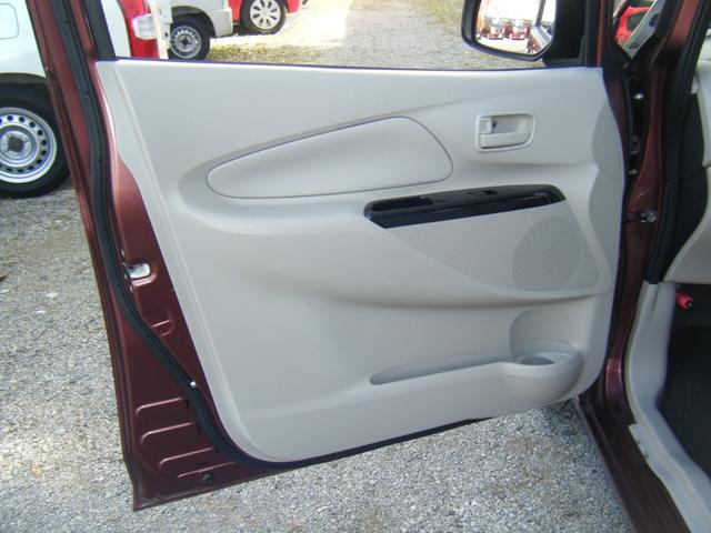 前席ドア内側にはペットボトルホルダーや収納ポケットがあります。