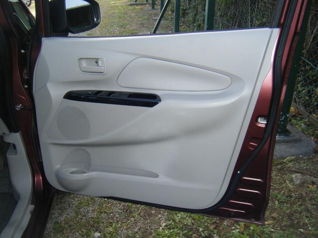 前席ドア内側にはペットボトルホルダーや収納ポケットがあります。