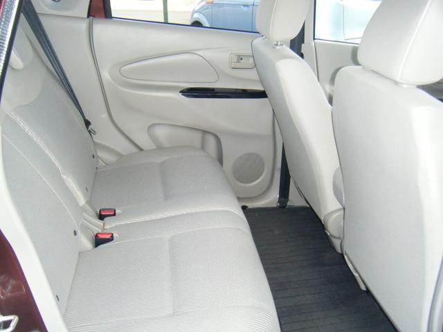 後席シートの背もたれは分割してリクライニングを調節できます。