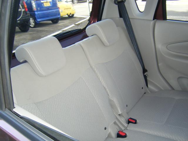 リアシートもゆったり座れます。シートカバー等のカスタマイズもお任せ下さい。