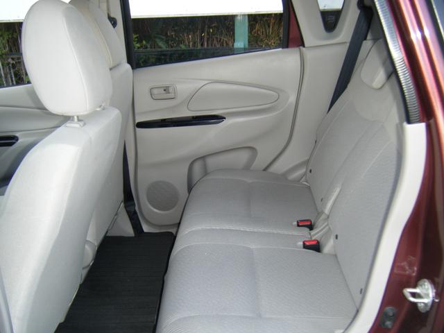 後席シートの背もたれは分割してリクライニングを調節できます。