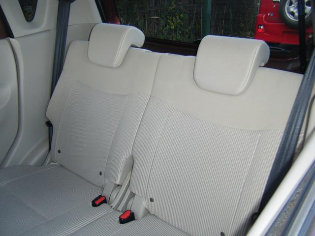 リアシートもゆったり座れます。シートカバー等のカスタマイズもお任せ下さい。