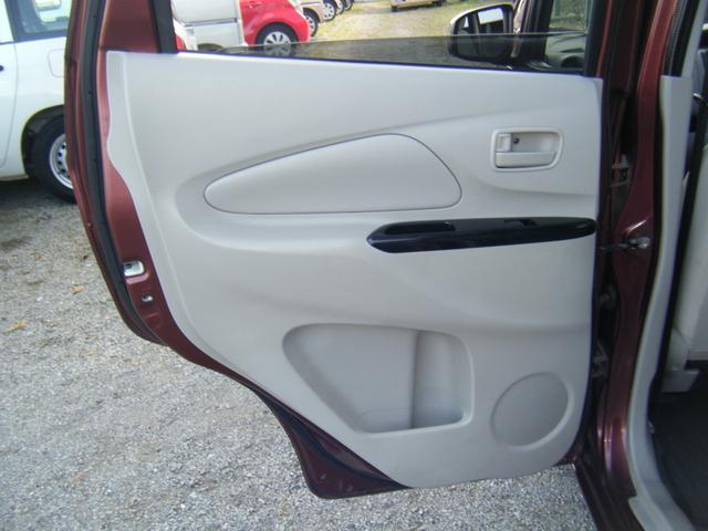 後席ドア内側にはペットボトルホルダーや収納ポケットがあります。
