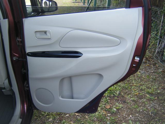 後席ドア内側にはペットボトルホルダーや収納ポケットがあります。