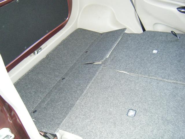 リアシートは片方ずつ倒せます。乗車員数や積む荷物に応じてアレンジが可能ですので多彩に使えてとても便利です。