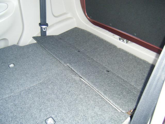 リアシートは片方ずつ倒せます。乗車員数や積む荷物に応じてアレンジが可能ですので多彩に使えてとても便利です。