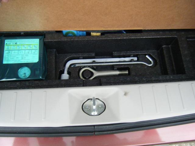 荷室の下にはパンク修理キットや工具を収納しています。