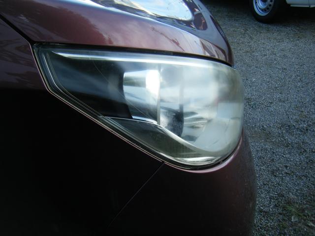 ヘッドランプは温かみのある色合いと発熱量が特徴のハロゲンです。