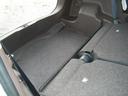 リアシートは片方ずつ倒せます。乗車員数や積む荷物に応じてアレンジが可能ですので多彩に使えてとても便利です。