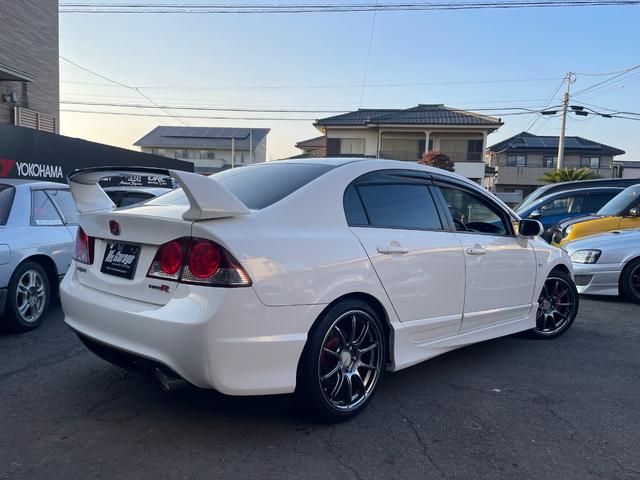 シビック タイプＲ　アドバン１８インチアルミホイール／黒内装／純正ナビ／モデューロサスペンション／無限ドアバイザー／ＥＴＣ／純正ブレンボキャリパー／プッシュスタート（3枚目）