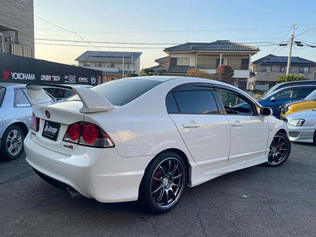 シビック タイプＲ　アドバン１８インチアルミホイール／黒内装／純正ナビ／モデューロサスペンション／無限ドアバイザー／ＥＴＣ／純正ブレンボキャリパー／プッシュスタート（4枚目）