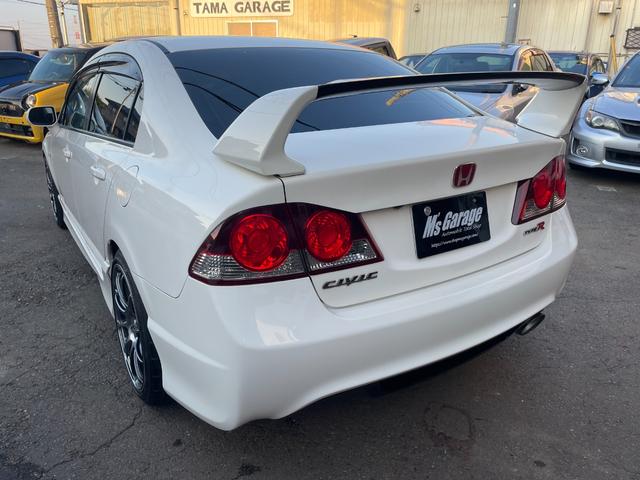 シビック タイプＲ　アドバン１８インチアルミホイール／黒内装／純正ナビ／モデューロサスペンション／無限ドアバイザー／ＥＴＣ／純正ブレンボキャリパー／プッシュスタート（11枚目）