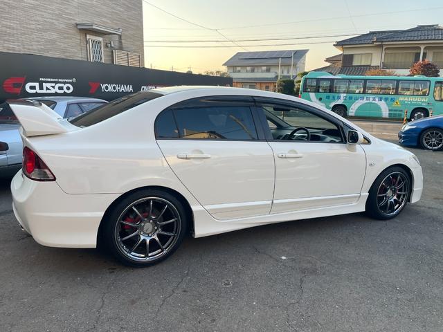 シビック タイプＲ　アドバン１８インチアルミホイール／黒内装／純正ナビ／モデューロサスペンション／無限ドアバイザー／ＥＴＣ／純正ブレンボキャリパー／プッシュスタート（15枚目）