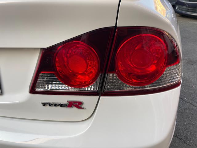 シビック タイプＲ　アドバン１８インチアルミホイール／黒内装／純正ナビ／モデューロサスペンション／無限ドアバイザー／ＥＴＣ／純正ブレンボキャリパー／プッシュスタート（27枚目）