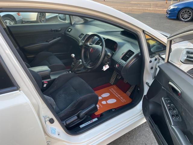 シビック タイプＲ　アドバン１８インチアルミホイール／黒内装／純正ナビ／モデューロサスペンション／無限ドアバイザー／ＥＴＣ／純正ブレンボキャリパー／プッシュスタート（34枚目）