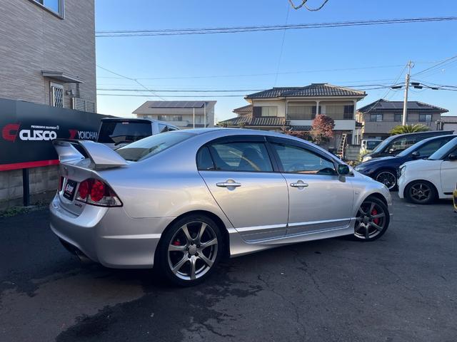 シビック タイプＲ　ノーマル車体／黒内装／Ｋ２０Ａエンジン／プッシュスタート／タイプＲ専用シート／６ＭＴ／純正ナビ／純正ブレンボキャリパー／ＨＩＤヘッドライト／パワーウインドウ／キーレス／純正１８インチアルミホイール（3枚目）