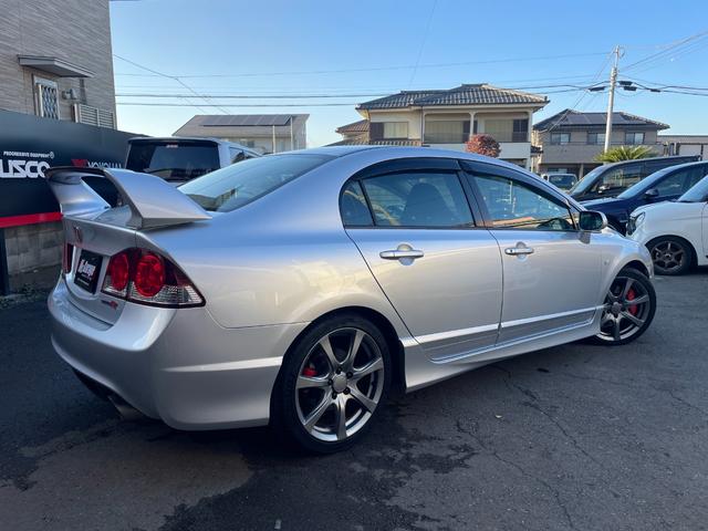 シビック タイプＲ　ノーマル車体／黒内装／Ｋ２０Ａエンジン／プッシュスタート／タイプＲ専用シート／６ＭＴ／純正ナビ／純正ブレンボキャリパー／ＨＩＤヘッドライト／パワーウインドウ／キーレス／純正１８インチアルミホイール（4枚目）