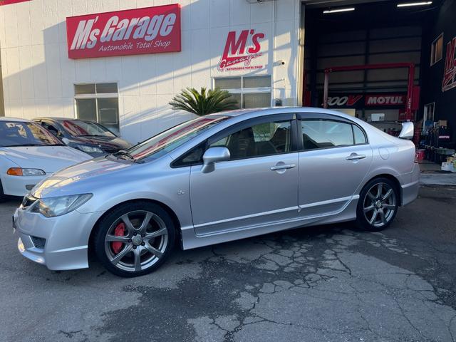 シビック タイプＲ　ノーマル車体／黒内装／Ｋ２０Ａエンジン／プッシュスタート／タイプＲ専用シート／６ＭＴ／純正ナビ／純正ブレンボキャリパー／ＨＩＤヘッドライト／パワーウインドウ／キーレス／純正１８インチアルミホイール（8枚目）