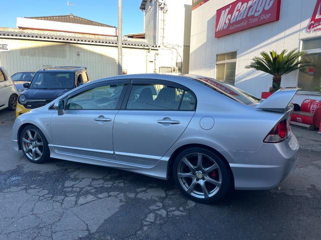 シビック タイプＲ　ノーマル車体／黒内装／Ｋ２０Ａエンジン／プッシュスタート／タイプＲ専用シート／６ＭＴ／純正ナビ／純正ブレンボキャリパー／ＨＩＤヘッドライト／パワーウインドウ／キーレス／純正１８インチアルミホイール（10枚目）