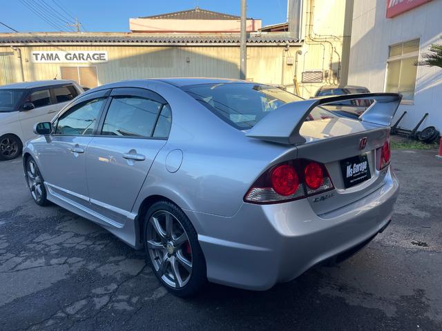 シビック タイプＲ　ノーマル車体／黒内装／Ｋ２０Ａエンジン／プッシュスタート／タイプＲ専用シート／６ＭＴ／純正ナビ／純正ブレンボキャリパー／ＨＩＤヘッドライト／パワーウインドウ／キーレス／純正１８インチアルミホイール（11枚目）