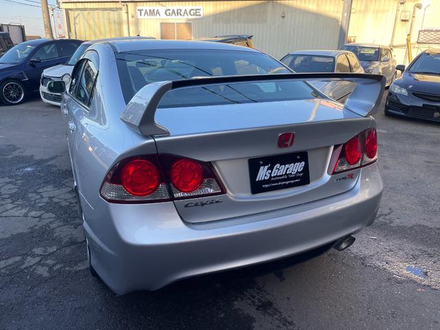 シビック タイプＲ　ノーマル車体／黒内装／Ｋ２０Ａエンジン／プッシュスタート／タイプＲ専用シート／６ＭＴ／純正ナビ／純正ブレンボキャリパー／ＨＩＤヘッドライト／パワーウインドウ／キーレス／純正１８インチアルミホイール（12枚目）