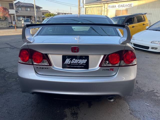 シビック タイプＲ　ノーマル車体／黒内装／Ｋ２０Ａエンジン／プッシュスタート／タイプＲ専用シート／６ＭＴ／純正ナビ／純正ブレンボキャリパー／ＨＩＤヘッドライト／パワーウインドウ／キーレス／純正１８インチアルミホイール（13枚目）