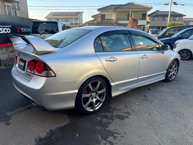 シビック タイプＲ　ノーマル車体／黒内装／Ｋ２０Ａエンジン／プッシュスタート／タイプＲ専用シート／６ＭＴ／純正ナビ／純正ブレンボキャリパー／ＨＩＤヘッドライト／パワーウインドウ／キーレス／純正１８インチアルミホイール（15枚目）