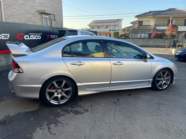 シビック タイプＲ　ノーマル車体／黒内装／Ｋ２０Ａエンジン／プッシュスタート／タイプＲ専用シート／６ＭＴ／純正ナビ／純正ブレンボキャリパー／ＨＩＤヘッドライト／パワーウインドウ／キーレス／純正１８インチアルミホイール（16枚目）