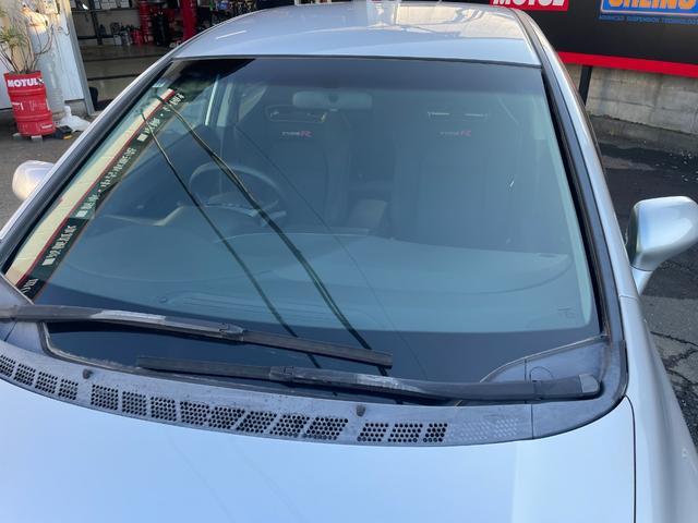 シビック タイプＲ　ノーマル車体／黒内装／Ｋ２０Ａエンジン／プッシュスタート／タイプＲ専用シート／６ＭＴ／純正ナビ／純正ブレンボキャリパー／ＨＩＤヘッドライト／パワーウインドウ／キーレス／純正１８インチアルミホイール（24枚目）