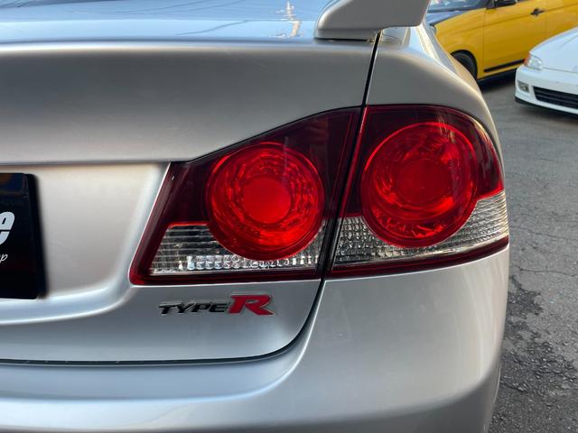 シビック タイプＲ　ノーマル車体／黒内装／Ｋ２０Ａエンジン／プッシュスタート／タイプＲ専用シート／６ＭＴ／純正ナビ／純正ブレンボキャリパー／ＨＩＤヘッドライト／パワーウインドウ／キーレス／純正１８インチアルミホイール（27枚目）