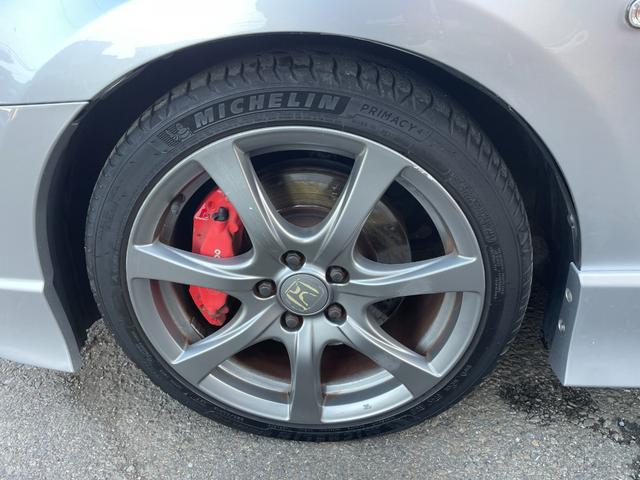 シビック タイプＲ　ノーマル車体／黒内装／Ｋ２０Ａエンジン／プッシュスタート／タイプＲ専用シート／６ＭＴ／純正ナビ／純正ブレンボキャリパー／ＨＩＤヘッドライト／パワーウインドウ／キーレス／純正１８インチアルミホイール（30枚目）