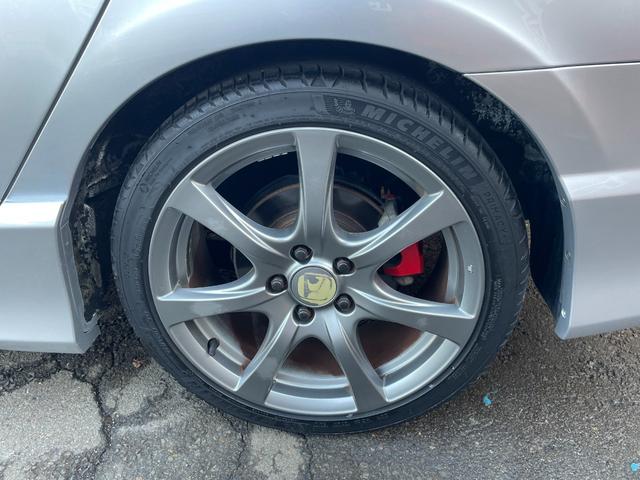 シビック タイプＲ　ノーマル車体／黒内装／Ｋ２０Ａエンジン／プッシュスタート／タイプＲ専用シート／６ＭＴ／純正ナビ／純正ブレンボキャリパー／ＨＩＤヘッドライト／パワーウインドウ／キーレス／純正１８インチアルミホイール（31枚目）