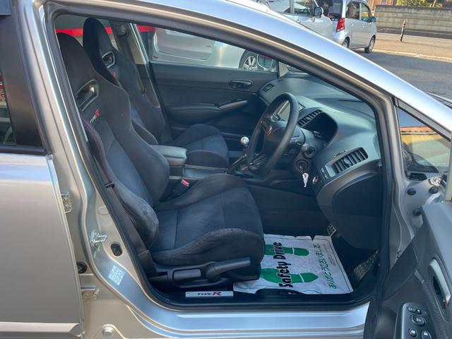 シビック タイプＲ　ノーマル車体／黒内装／Ｋ２０Ａエンジン／プッシュスタート／タイプＲ専用シート／６ＭＴ／純正ナビ／純正ブレンボキャリパー／ＨＩＤヘッドライト／パワーウインドウ／キーレス／純正１８インチアルミホイール（36枚目）