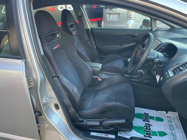 シビック タイプＲ　ノーマル車体／黒内装／Ｋ２０Ａエンジン／プッシュスタート／タイプＲ専用シート／６ＭＴ／純正ナビ／純正ブレンボキャリパー／ＨＩＤヘッドライト／パワーウインドウ／キーレス／純正１８インチアルミホイール（37枚目）