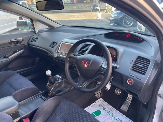 シビック タイプＲ　ノーマル車体／黒内装／Ｋ２０Ａエンジン／プッシュスタート／タイプＲ専用シート／６ＭＴ／純正ナビ／純正ブレンボキャリパー／ＨＩＤヘッドライト／パワーウインドウ／キーレス／純正１８インチアルミホイール（38枚目）