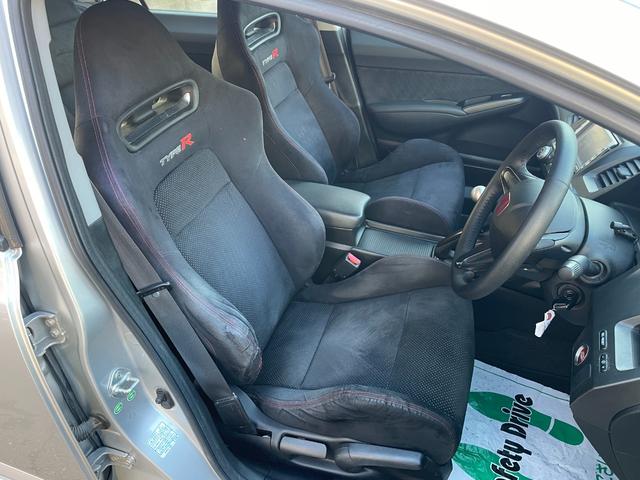 シビック タイプＲ　ノーマル車体／黒内装／Ｋ２０Ａエンジン／プッシュスタート／タイプＲ専用シート／６ＭＴ／純正ナビ／純正ブレンボキャリパー／ＨＩＤヘッドライト／パワーウインドウ／キーレス／純正１８インチアルミホイール（40枚目）