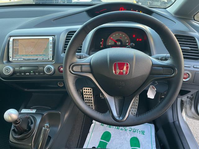 シビック タイプＲ　ノーマル車体／黒内装／Ｋ２０Ａエンジン／プッシュスタート／タイプＲ専用シート／６ＭＴ／純正ナビ／純正ブレンボキャリパー／ＨＩＤヘッドライト／パワーウインドウ／キーレス／純正１８インチアルミホイール（41枚目）